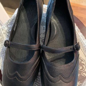 Born Mary Jane leather shoe with carmel colored accent stitching.  Size 7 medium